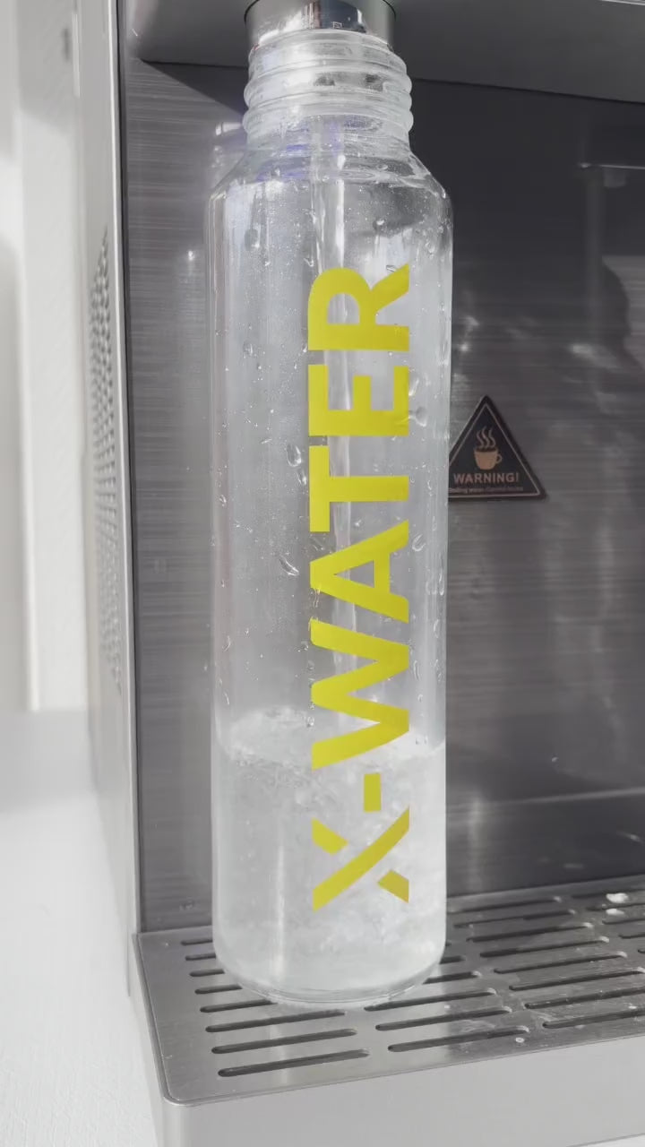 X-Water Family remplit une bouteille en verre